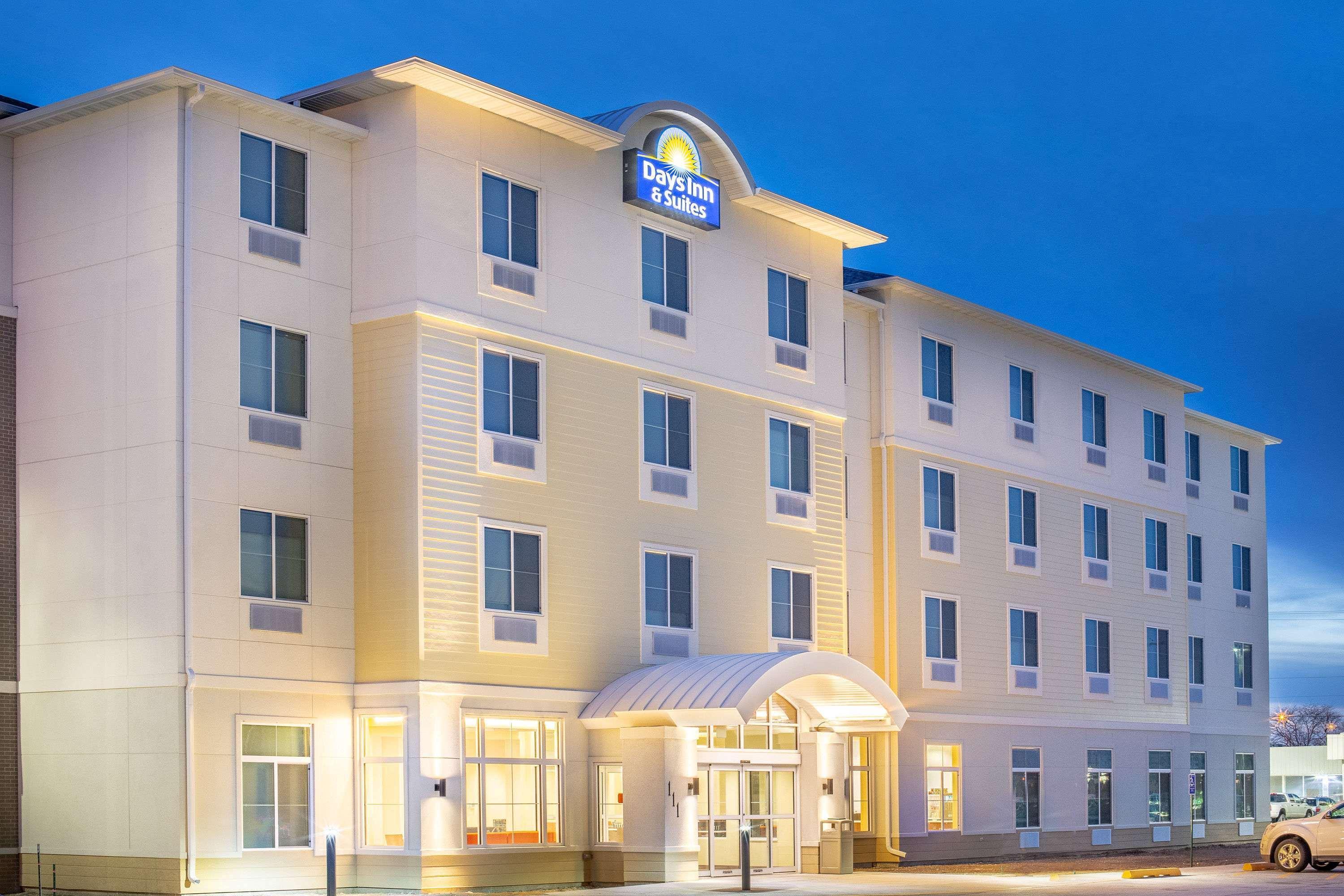 Days Inn & Suites By Wyndham Kearney Ne מראה חיצוני תמונה
