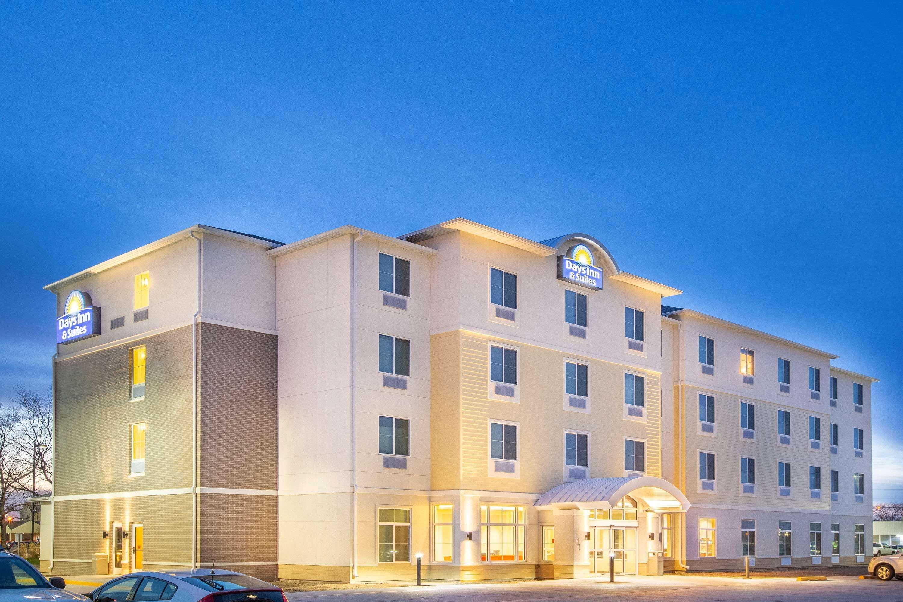 Days Inn & Suites By Wyndham Kearney Ne מראה חיצוני תמונה